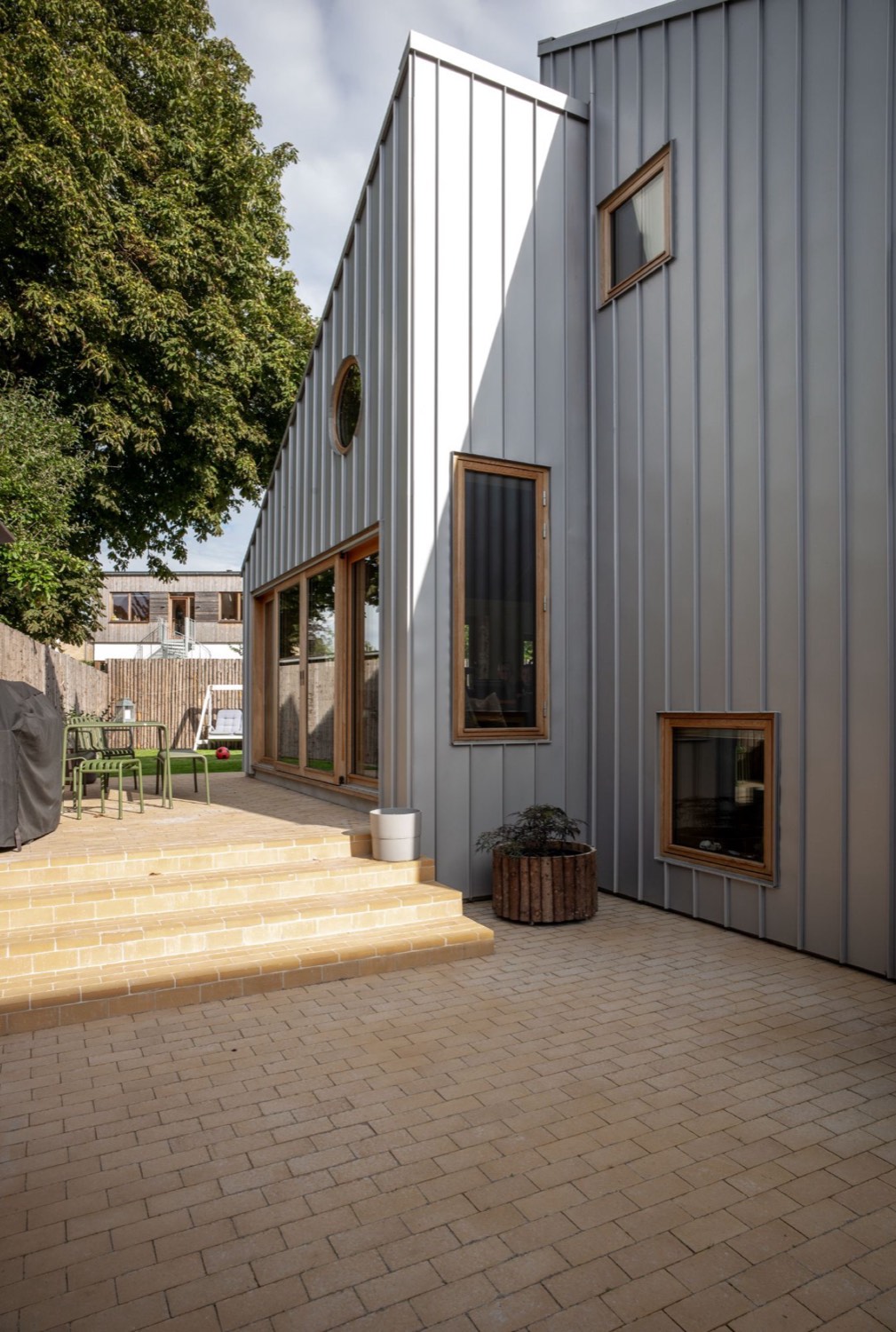 Zinkfacade med egetræsvinduer og terrasse